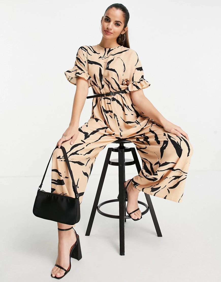 ASOS DESIGN – Gesmokter Jumpsuit mit Rüschenärmeln, Gürtel und abstraktem A günstig online kaufen