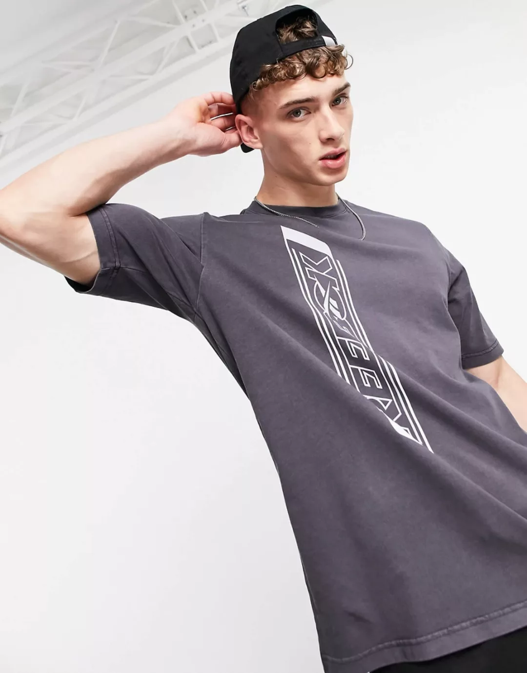 Reebok Classics – T-Shirt mit vertikalem Rückenprint in Schwarz günstig online kaufen