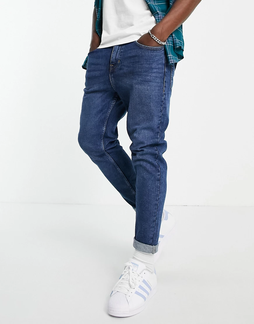 New Look – Schmal zulaufende Jeans in Mittelblau günstig online kaufen