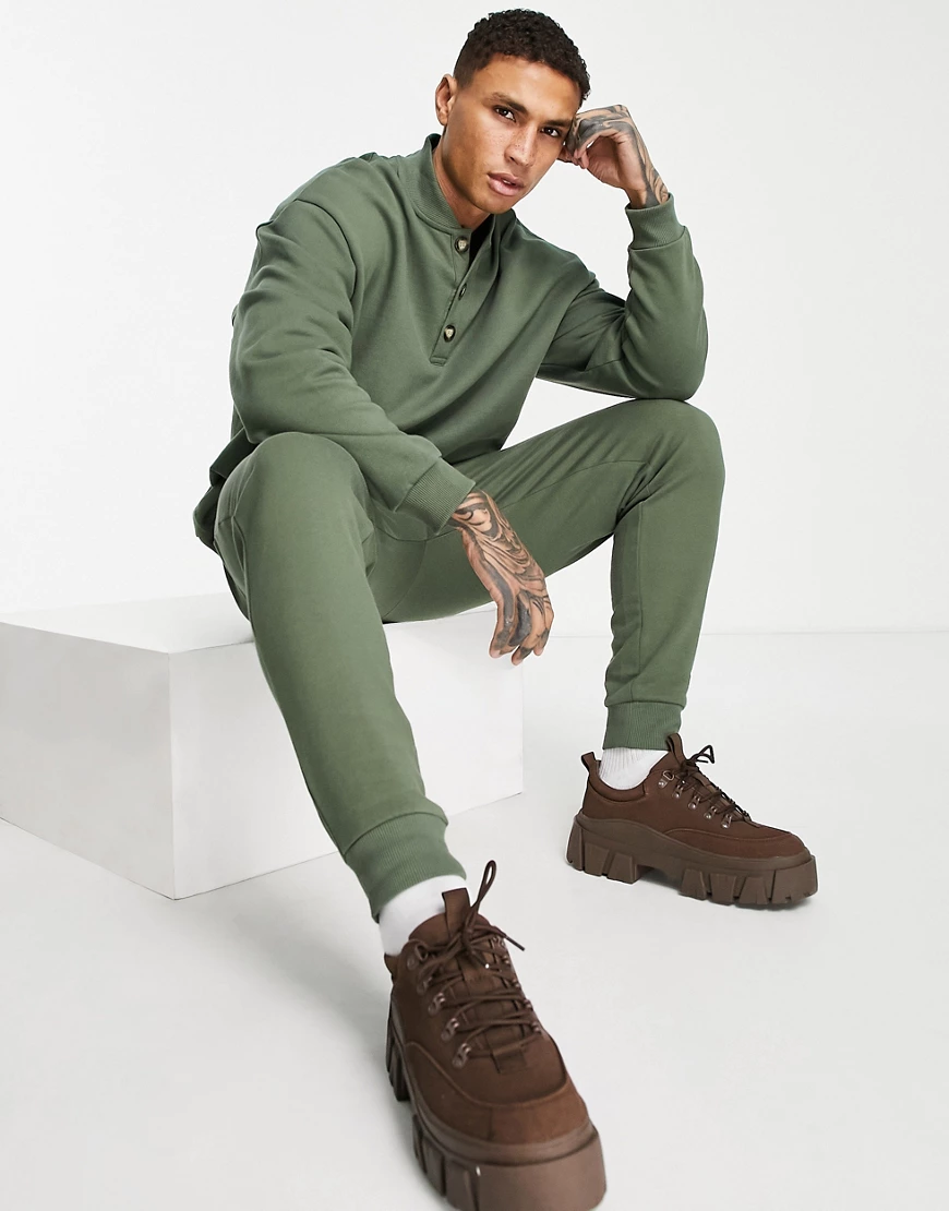 ASOS DESIGN – Schmal zulaufende Jogginghose in Khaki, Kombiteil-Grün günstig online kaufen