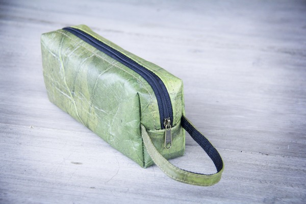 Kosmetik-tasche / Federmappe Aus Recycelten Blättern, Mit Riemen, Etui Hand günstig online kaufen