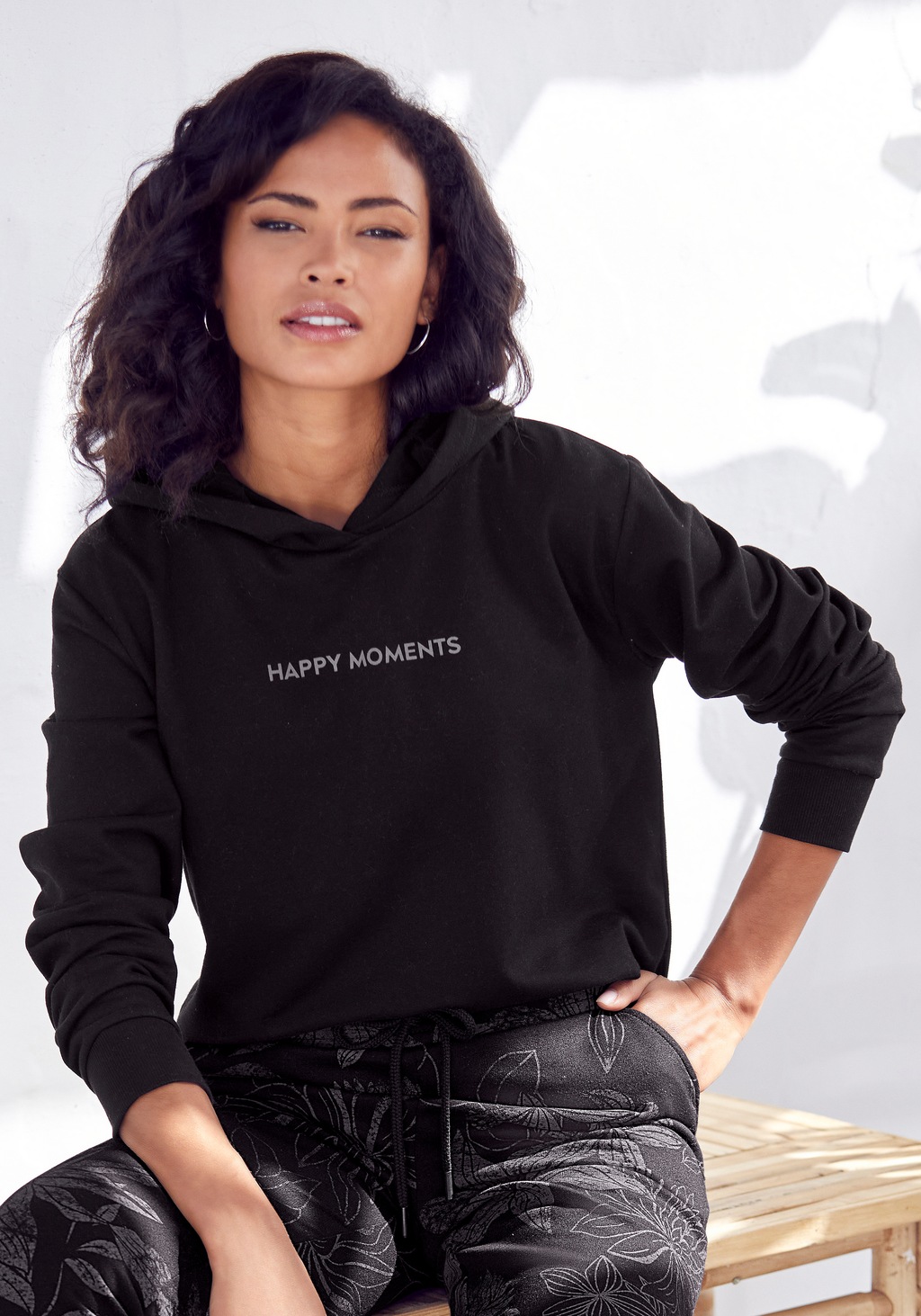 LASCANA Hoodie, mit dezentem Frontdruck, Loungewear günstig online kaufen