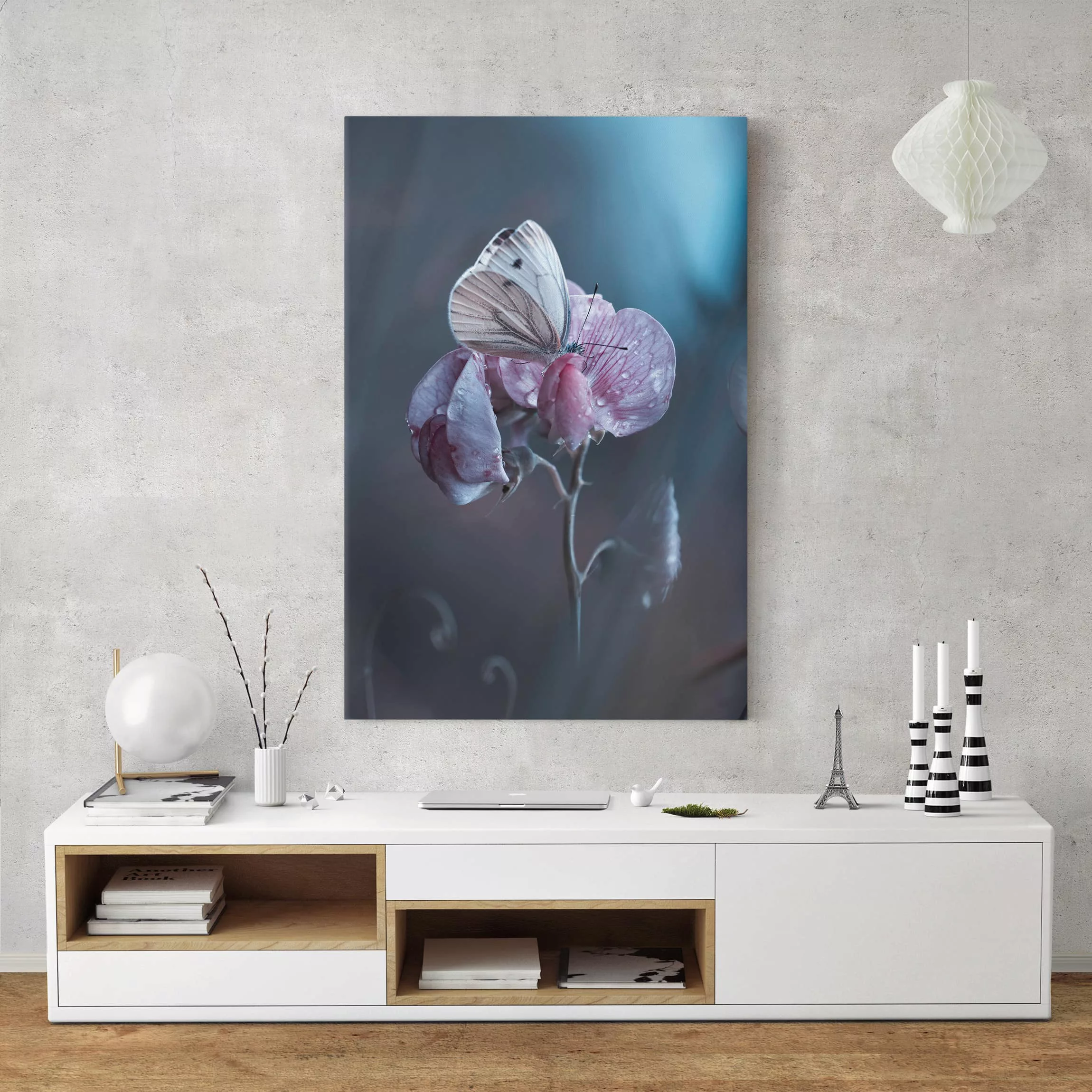 Leinwandbild Blumen - Hochformat Schmetterling im Regen günstig online kaufen