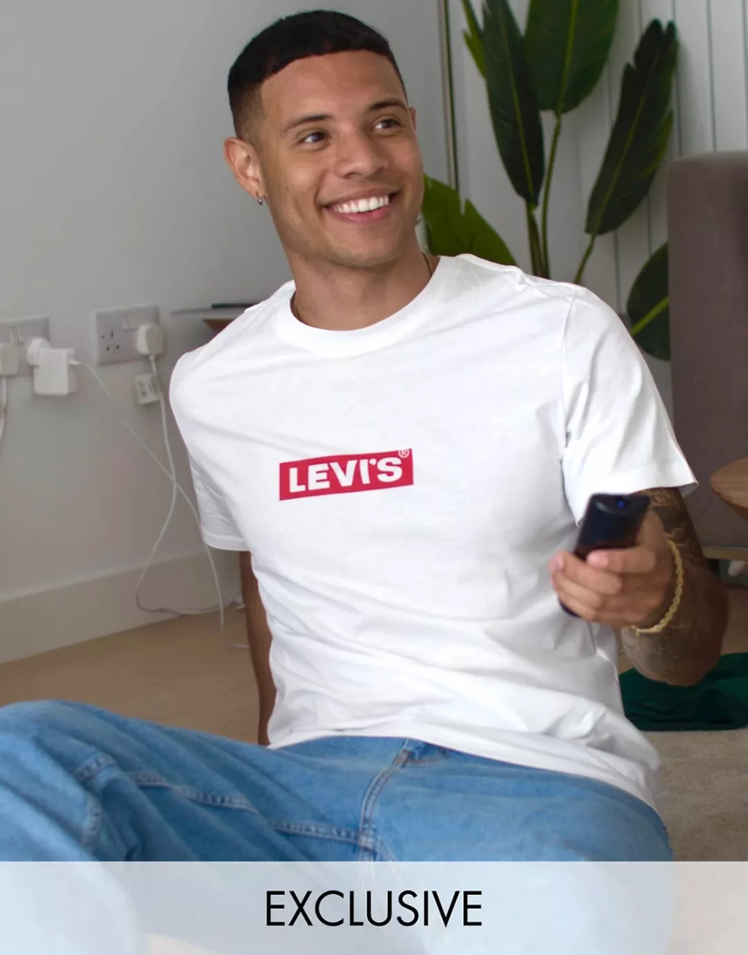 Levi's – T-Shirt in Weiß mit kleinem Logofeld auf der Brust günstig online kaufen