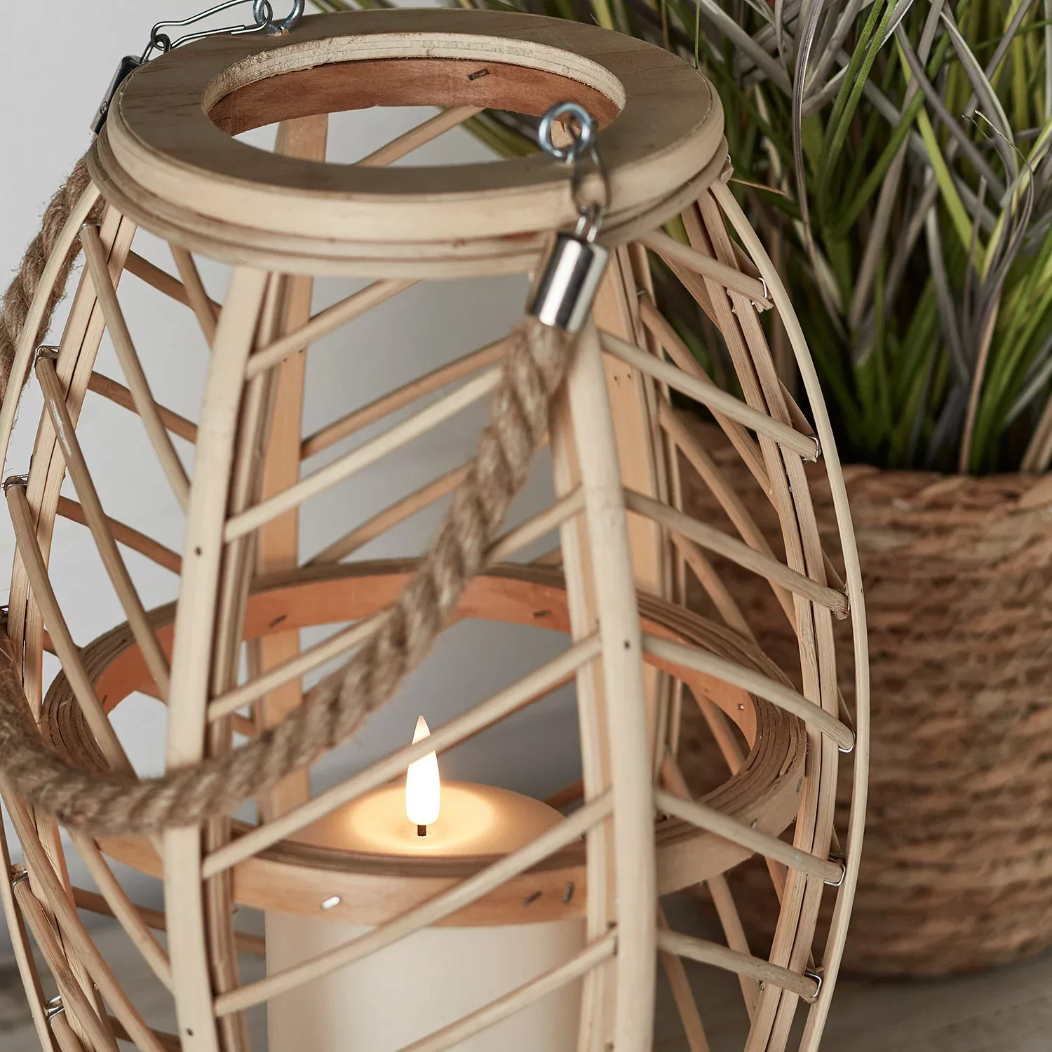 Große Bambus Laterne mit TruGlow® Outdoor Kerze günstig online kaufen