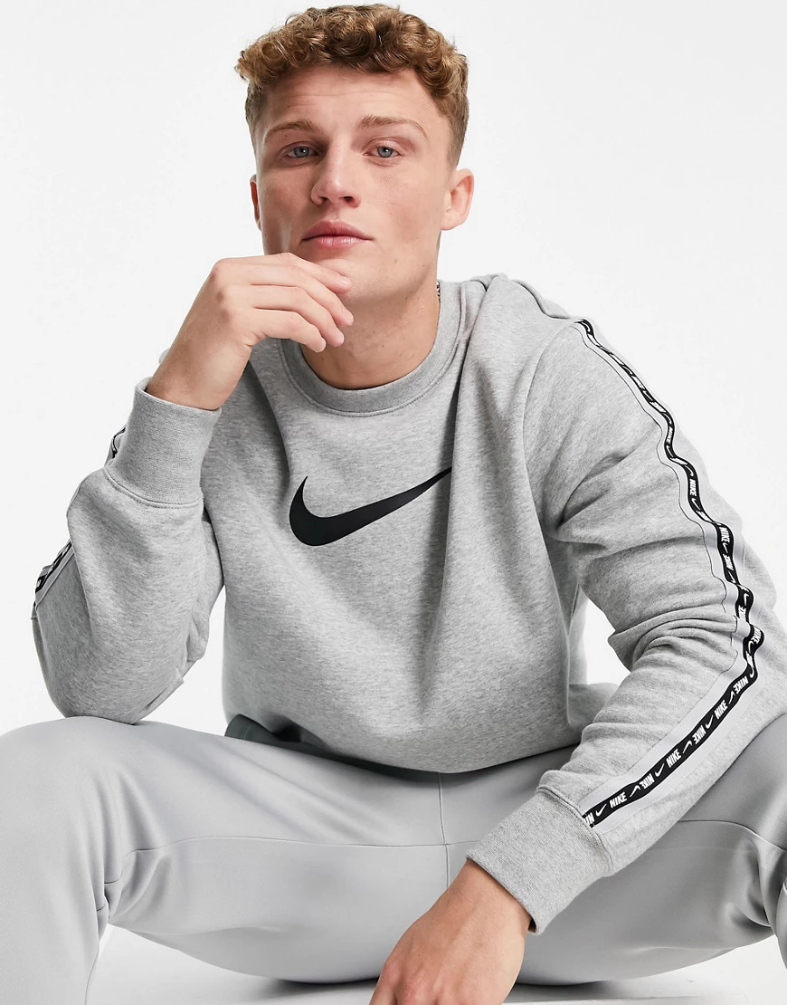 Nike – Repeat – Fleece-Sweatshirt in Grau mit Zierstreifen günstig online kaufen