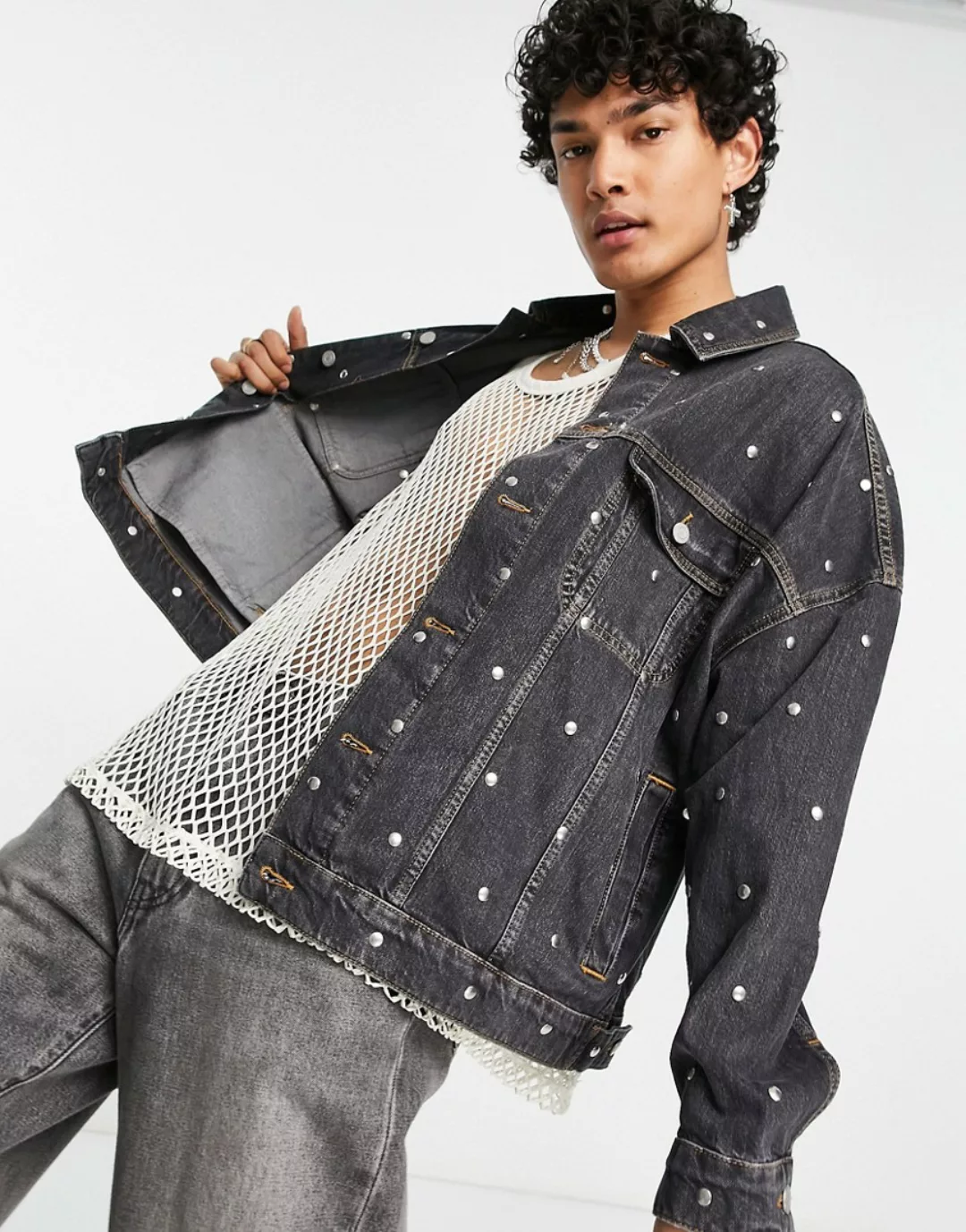 ASOS DESIGN – Oversize-Jeansjacke mit Nietendetail in verwaschenem Schwarz günstig online kaufen