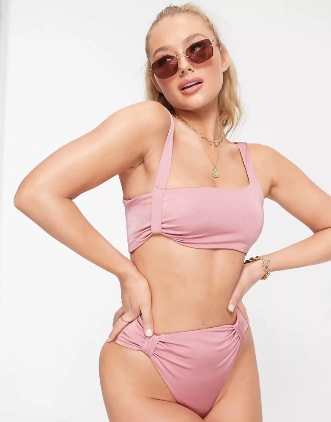 ASOS DESIGN – Kurzes, asymmetrisches Bikinioberteil mit Raffung in Sandkora günstig online kaufen