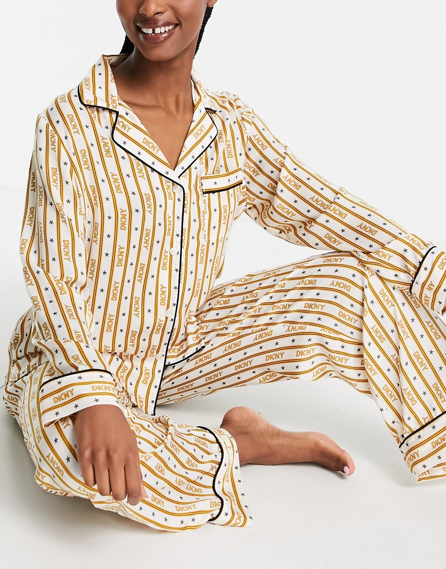 DKNY – Hochwertiger Pyjama aus Satin in Creme gestreift mit Reverskragen-We günstig online kaufen