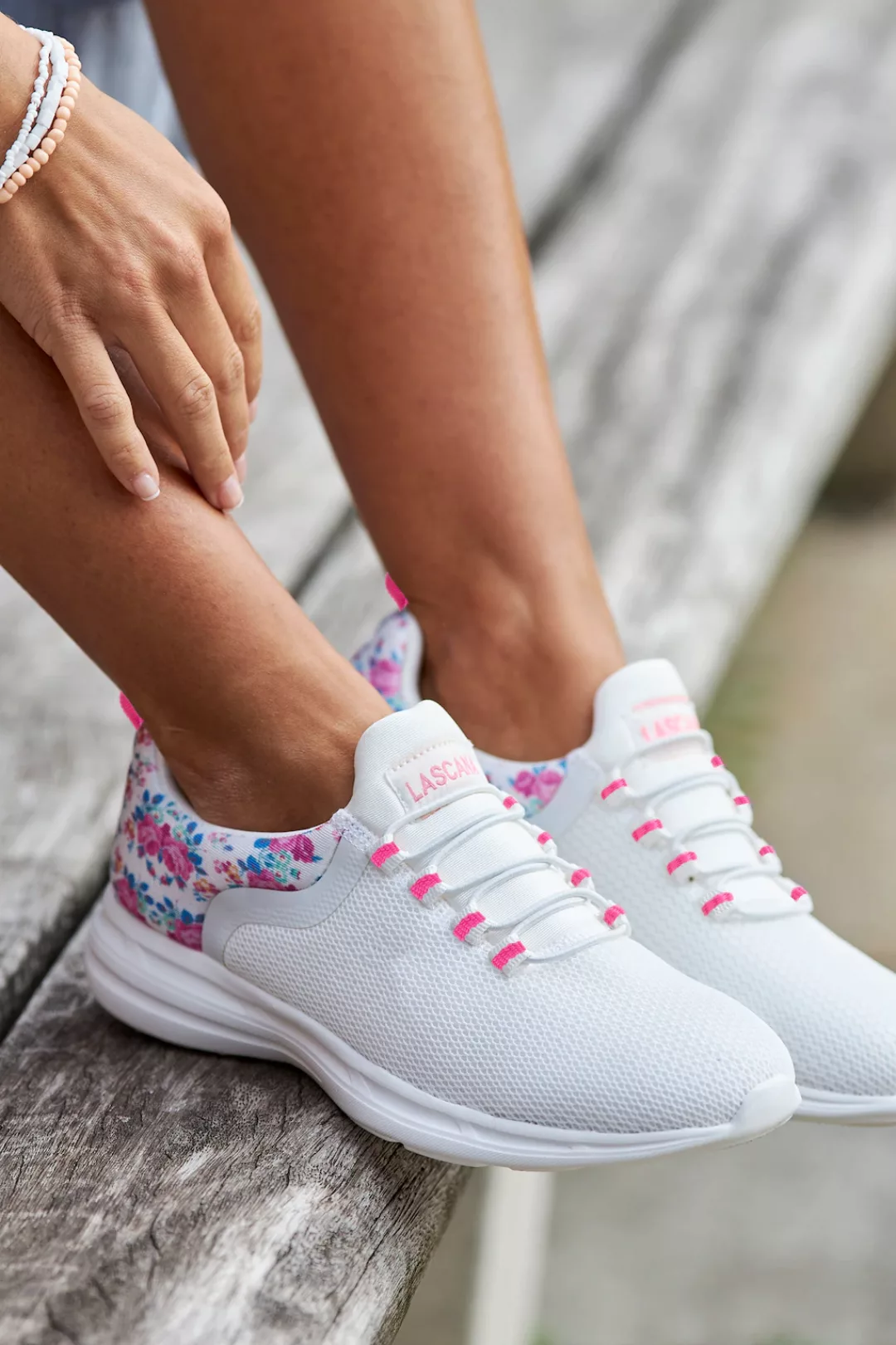 LASCANA Sneaker, Freizeitschuh, Halbschuh mit Blumen-Print VEGAN günstig online kaufen