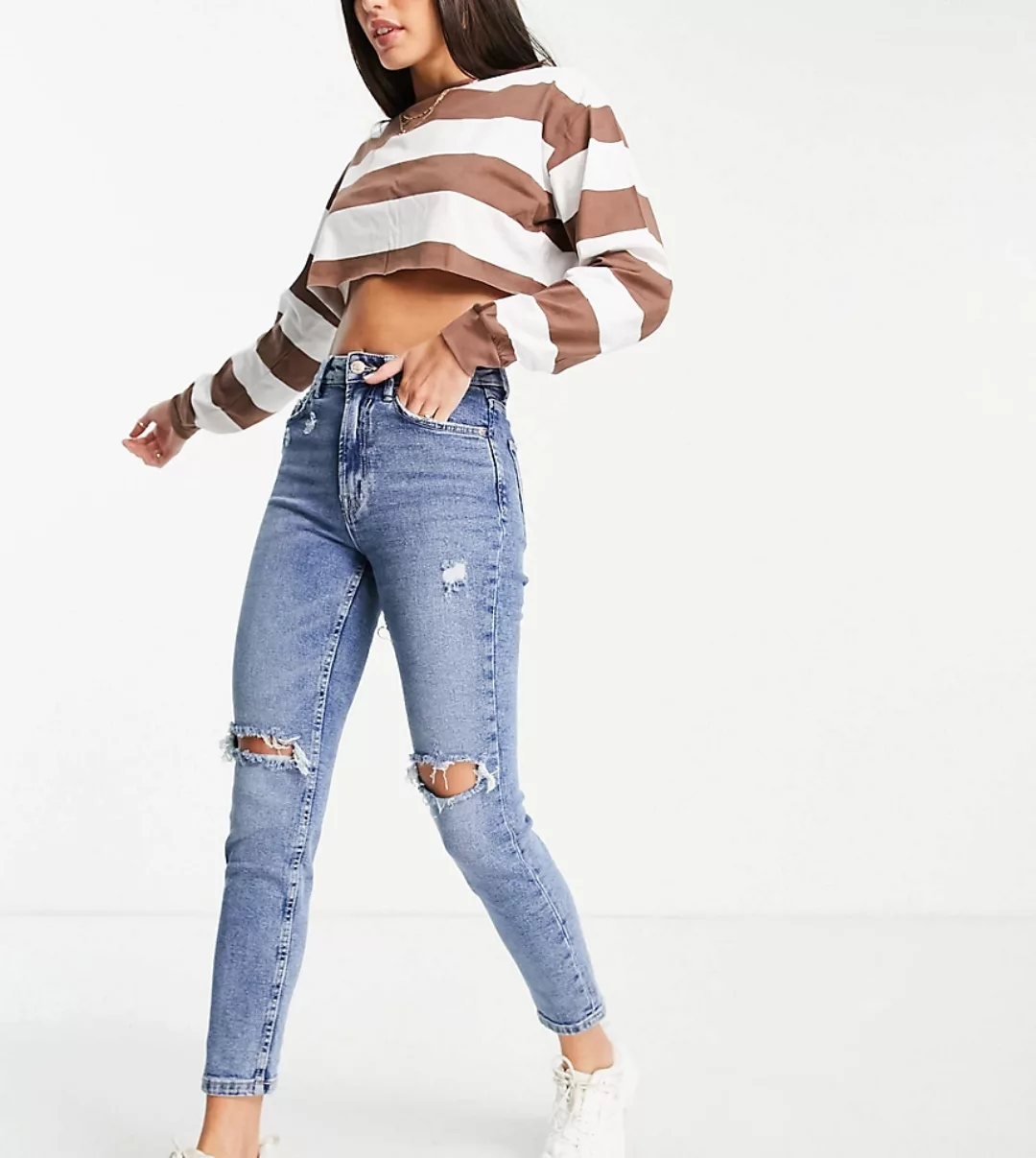 Stradivarius Tall – Schmal geschnittene Mom-Jeans mit Stretch und Rissen in günstig online kaufen