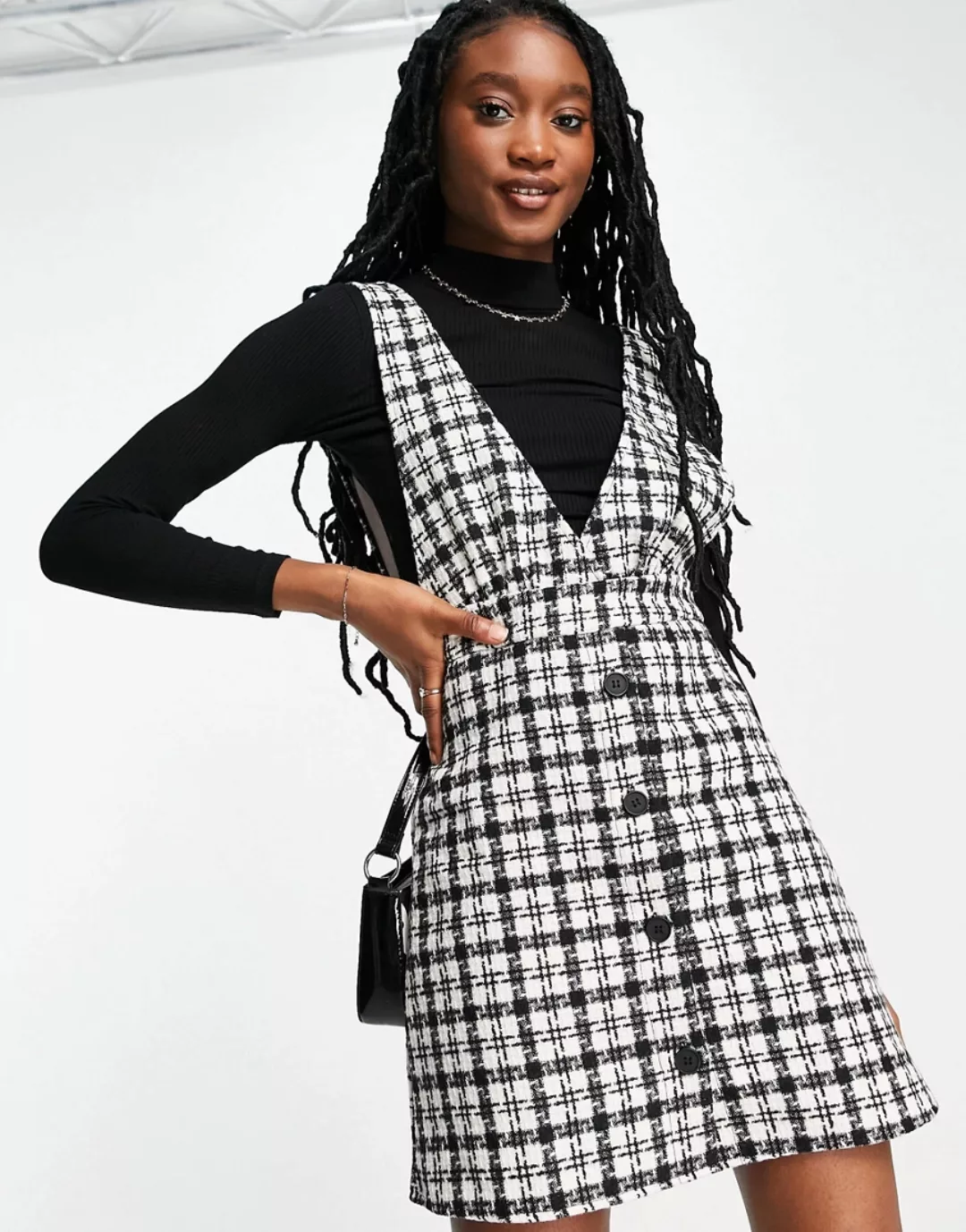New Look – Kleid in Boucléoptik in Schwarz mit V-Ausschnitt günstig online kaufen