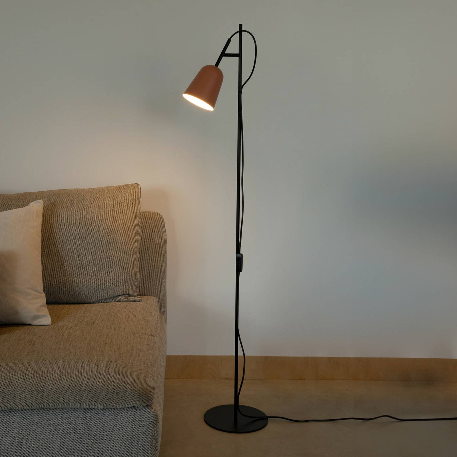 Stehlampe Studio, rosa/schwarz, Stahl, Höhe 132,5 cm günstig online kaufen