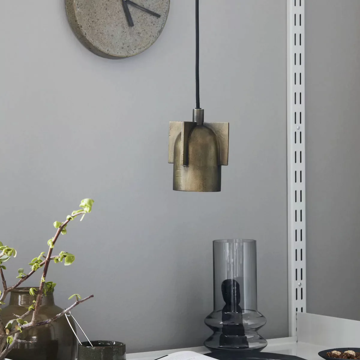 Lampe Akola mit braunem Messing Finish aus Aluminium günstig online kaufen