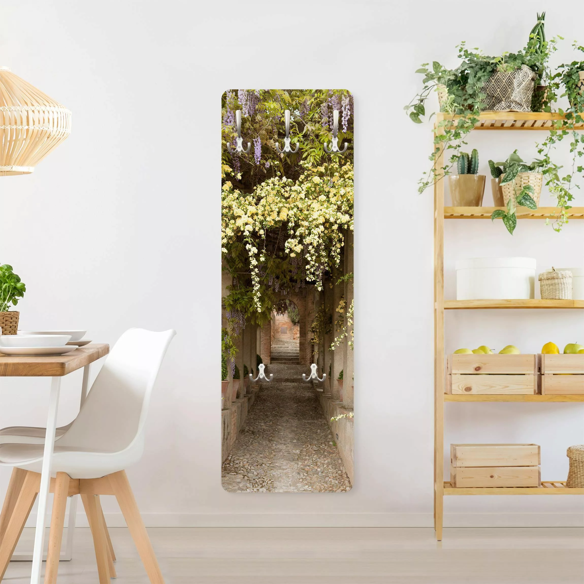 Wandgarderobe Holzpaneel Blumengesäumter Weg in Spanien günstig online kaufen