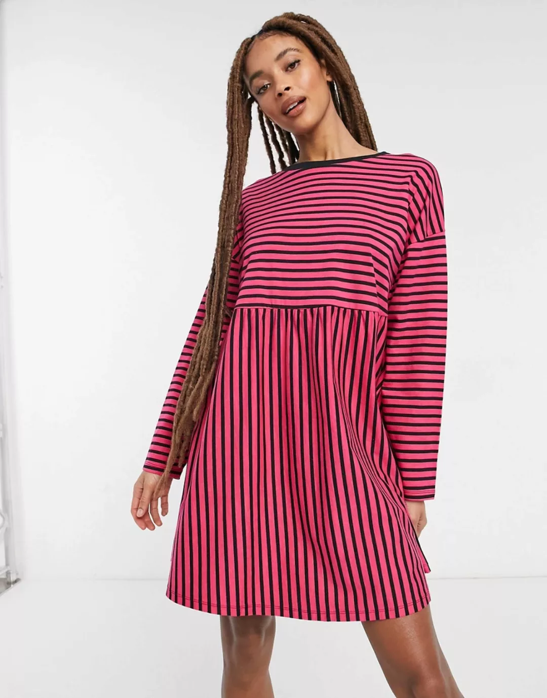ASOS DESIGN – Super-Oversize-Hängerkleid mit Rüschenärmeln und rosa-schwarz günstig online kaufen