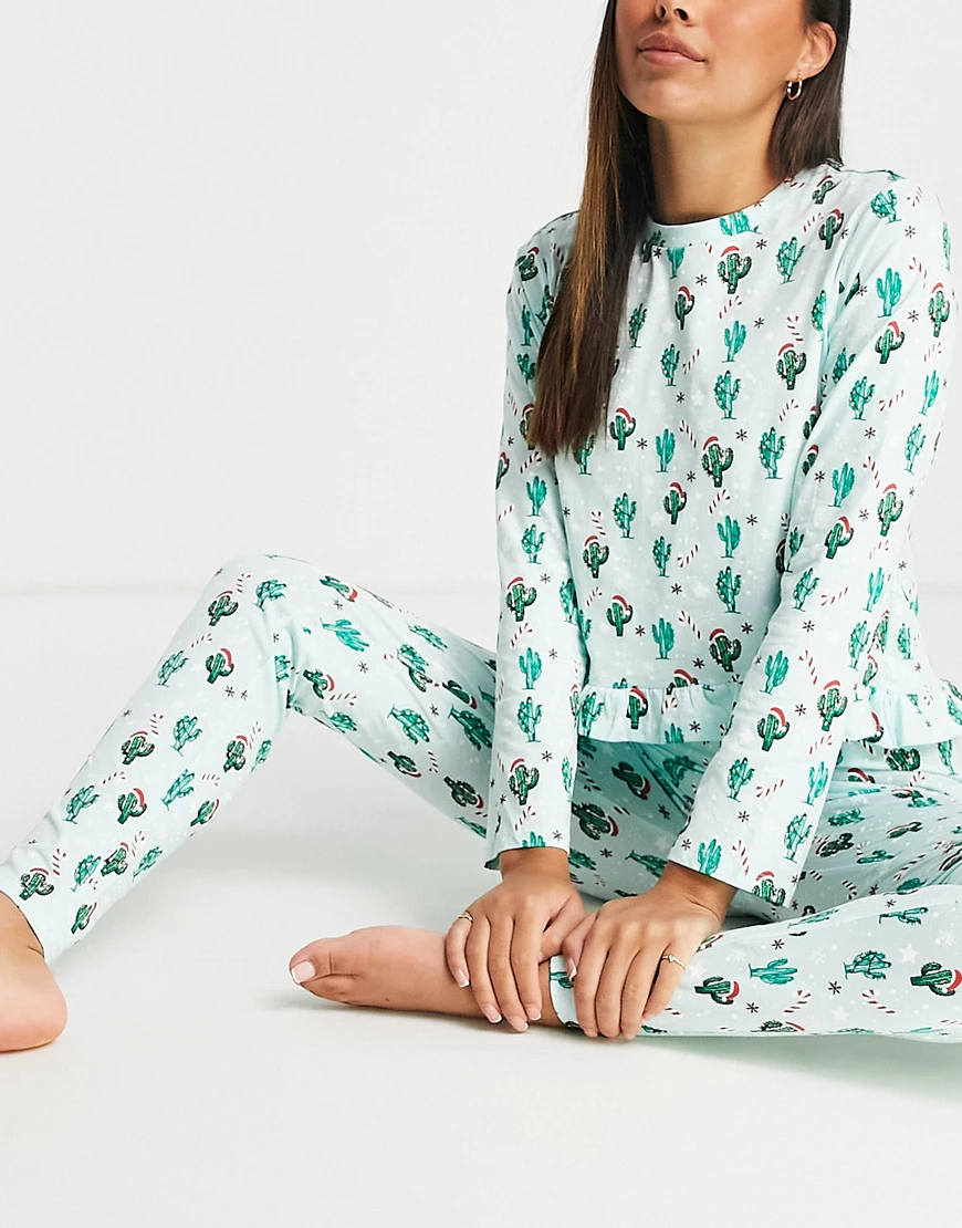 Pieces – Weihnachtlicher Pyjama in Grün mit Kaktusmuster-Mehrfarbig günstig online kaufen