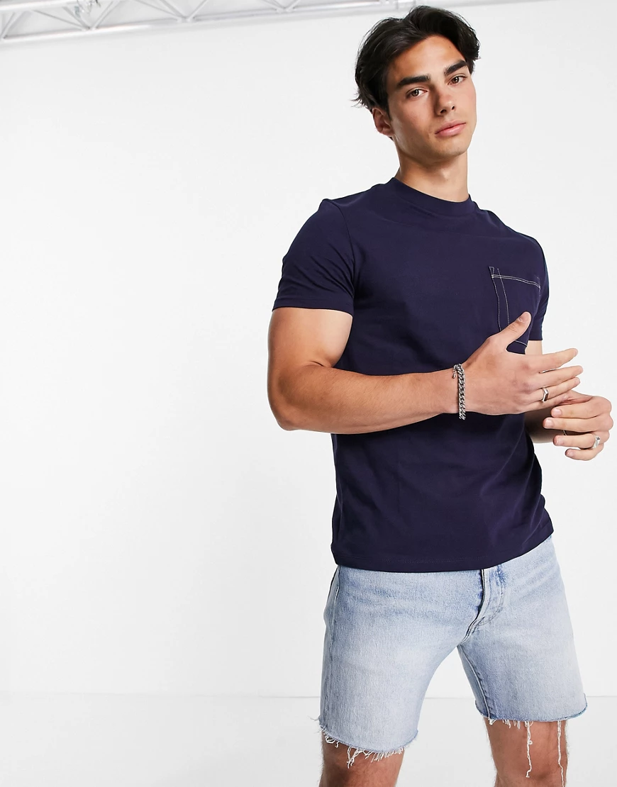 ASOS DESIGN – T-Shirt in Marineblau mit Tasche und Kontrastnähten günstig online kaufen