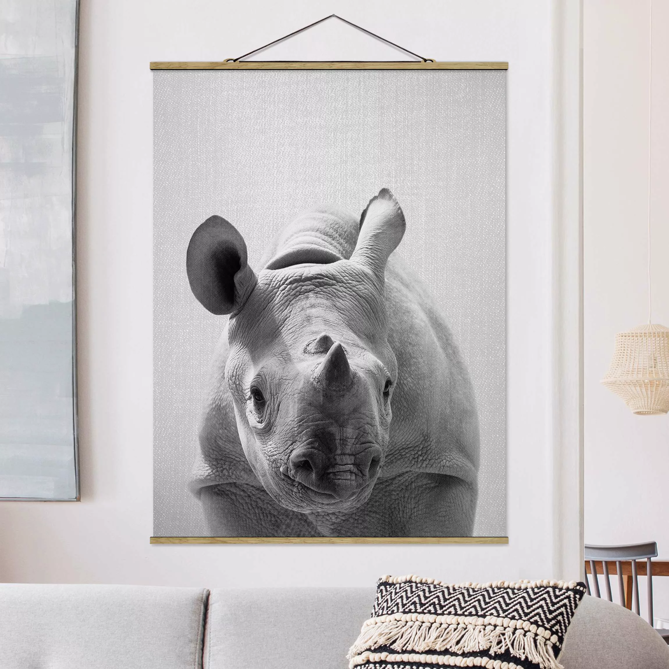 Stoffbild mit Posterleisten Baby Nashorn Nina Schwarz Weiß günstig online kaufen