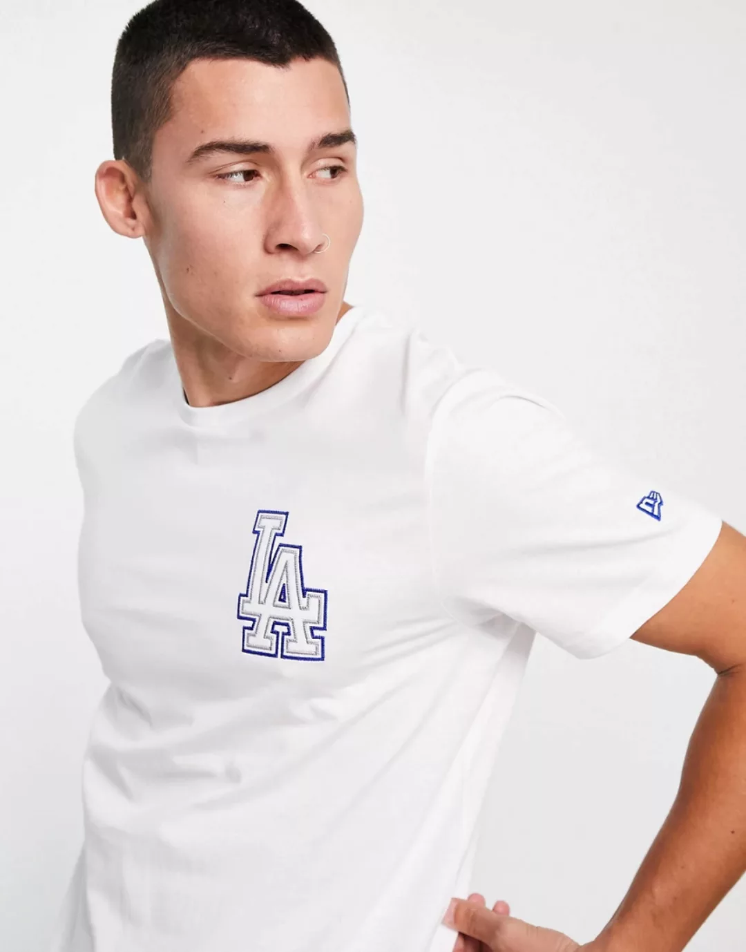 New Era – LA Dodgers – T-Shirt mit Kettennaht-Logo in Weiß günstig online kaufen