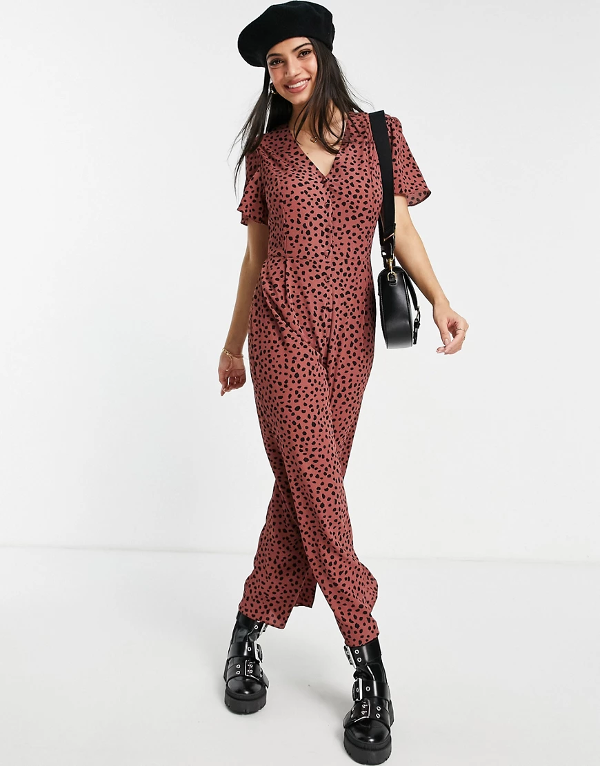 ASOS DESIGN – Jumpsuit in Burgunderrot mit Tierfellmuster und Knopfleiste-M günstig online kaufen