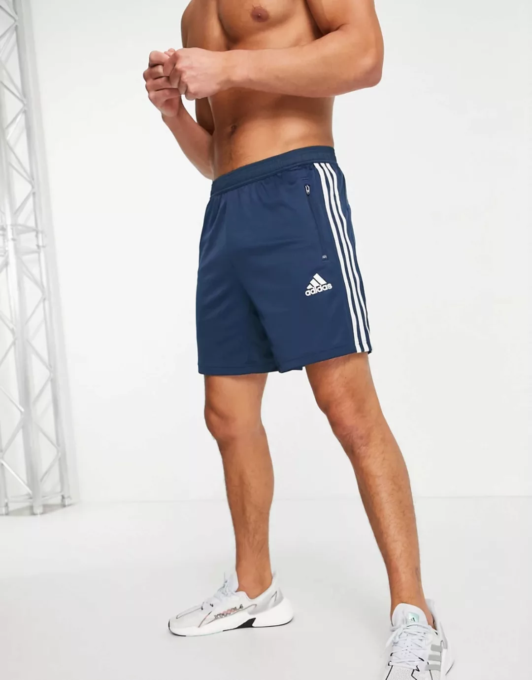 adidas – Training – Shorts in Marineblau mit den drei Streifen günstig online kaufen