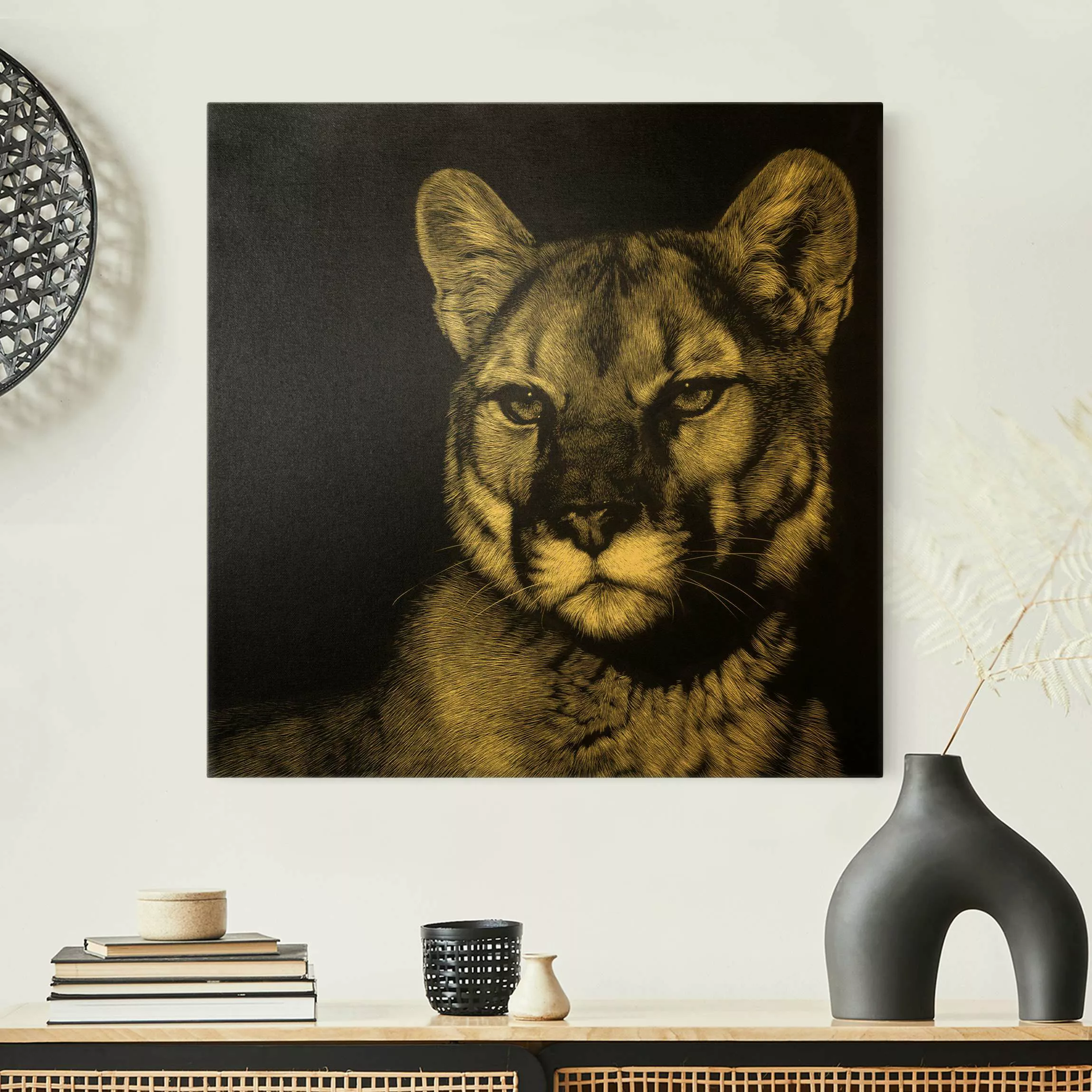 Leinwandbild Gold Puma vor Schwarz günstig online kaufen