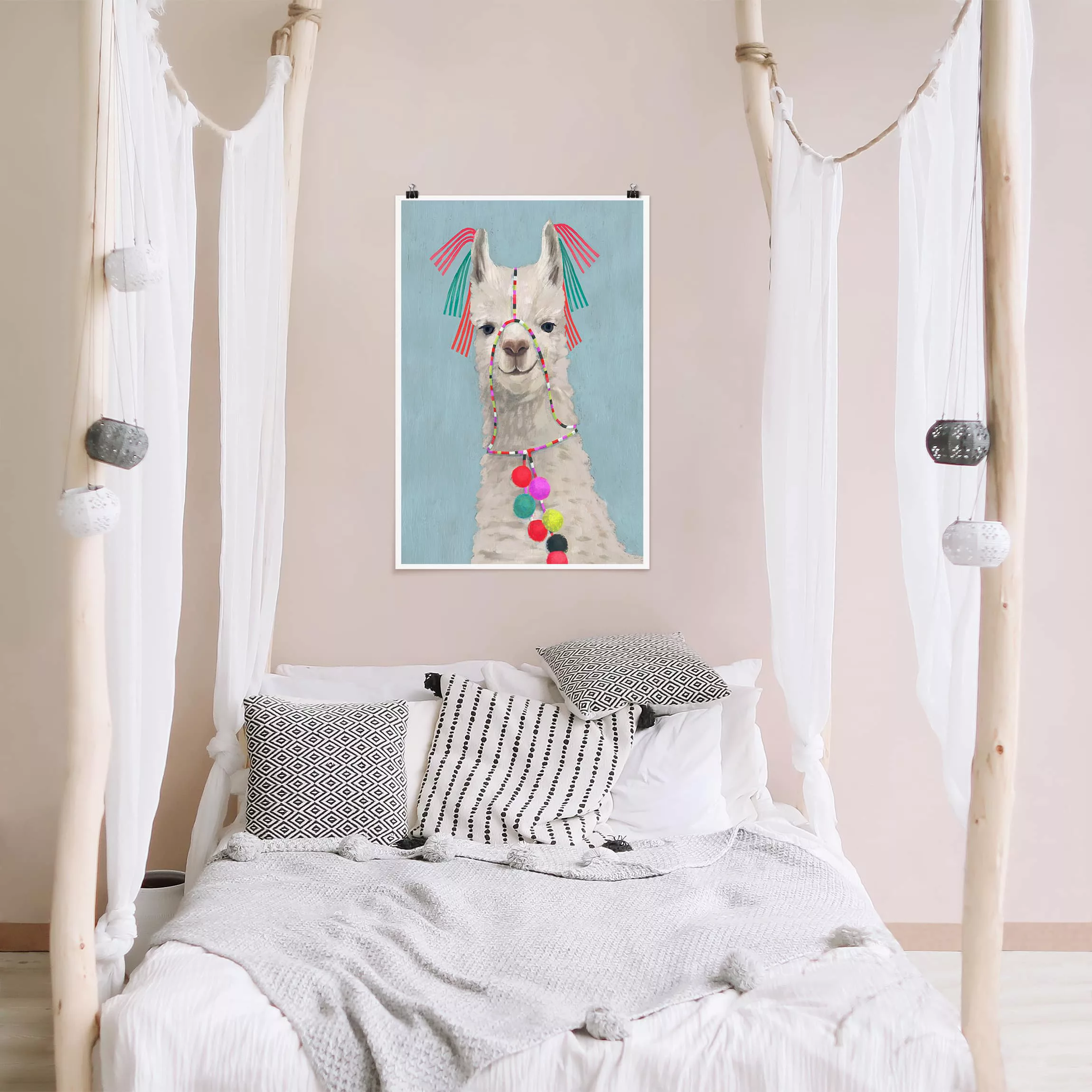 Poster Tiere - Hochformat Lama mit Schmuck II günstig online kaufen