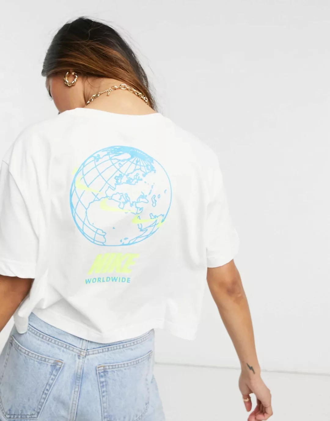 Nike – Worldwide – Kurz geschnittenes T-Shirt in Weiß günstig online kaufen