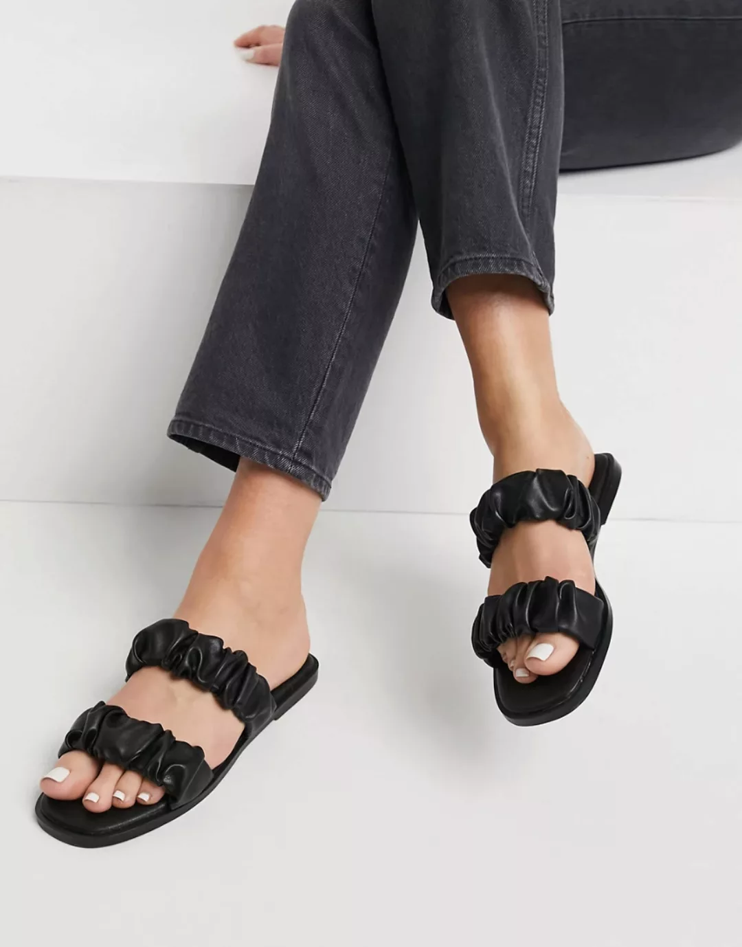 ASOS DESIGN – Fanned – Flache Sandalen mit gerafften Riemen in Schwarz günstig online kaufen