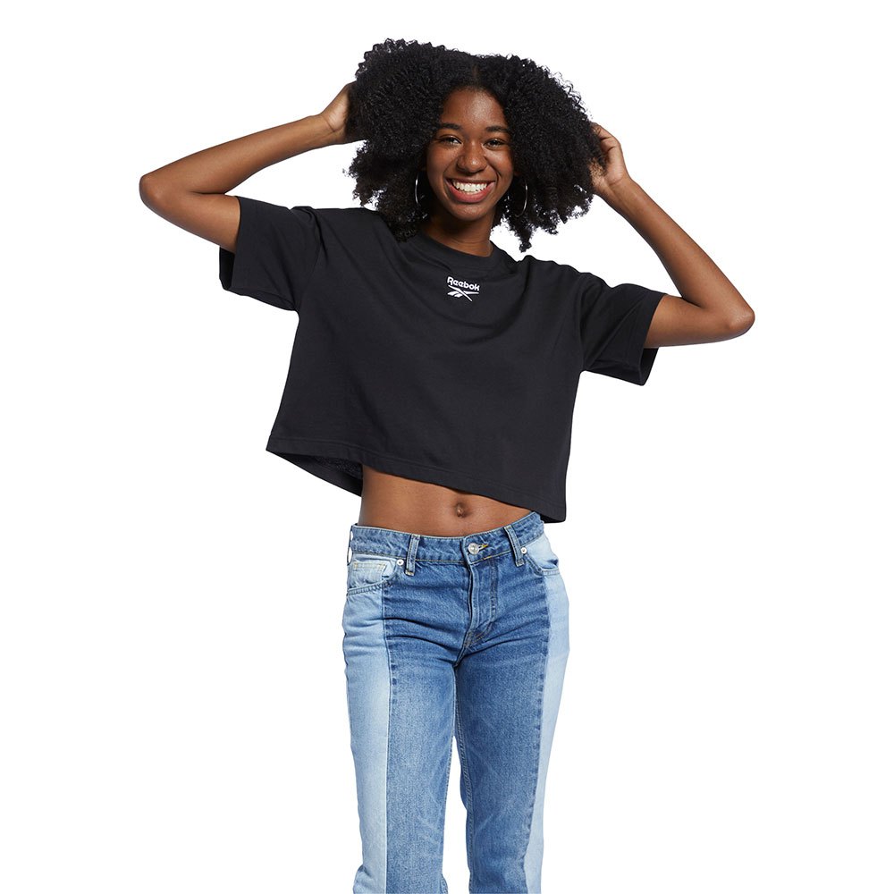 Reebok – Kurz geschnittenes T-Shirt in Schwarz mit kleinem, mittigem Logo günstig online kaufen