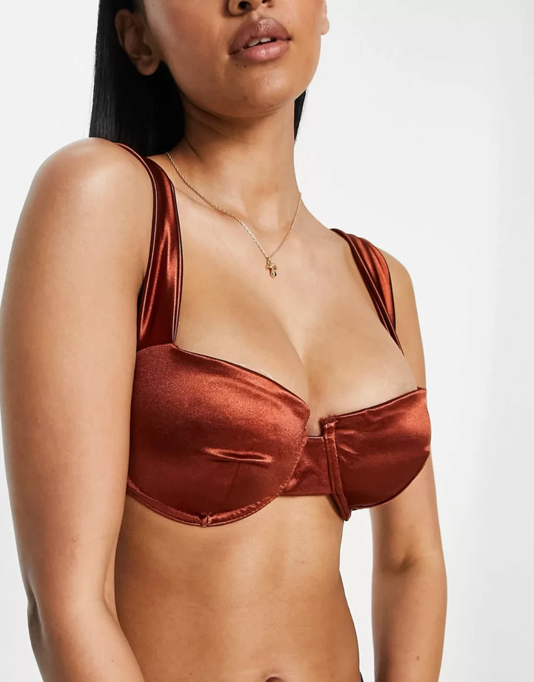 ASOS DESIGN – Größere Brust – Schimmerndes Bikinioberteil mit Bügel in gebr günstig online kaufen