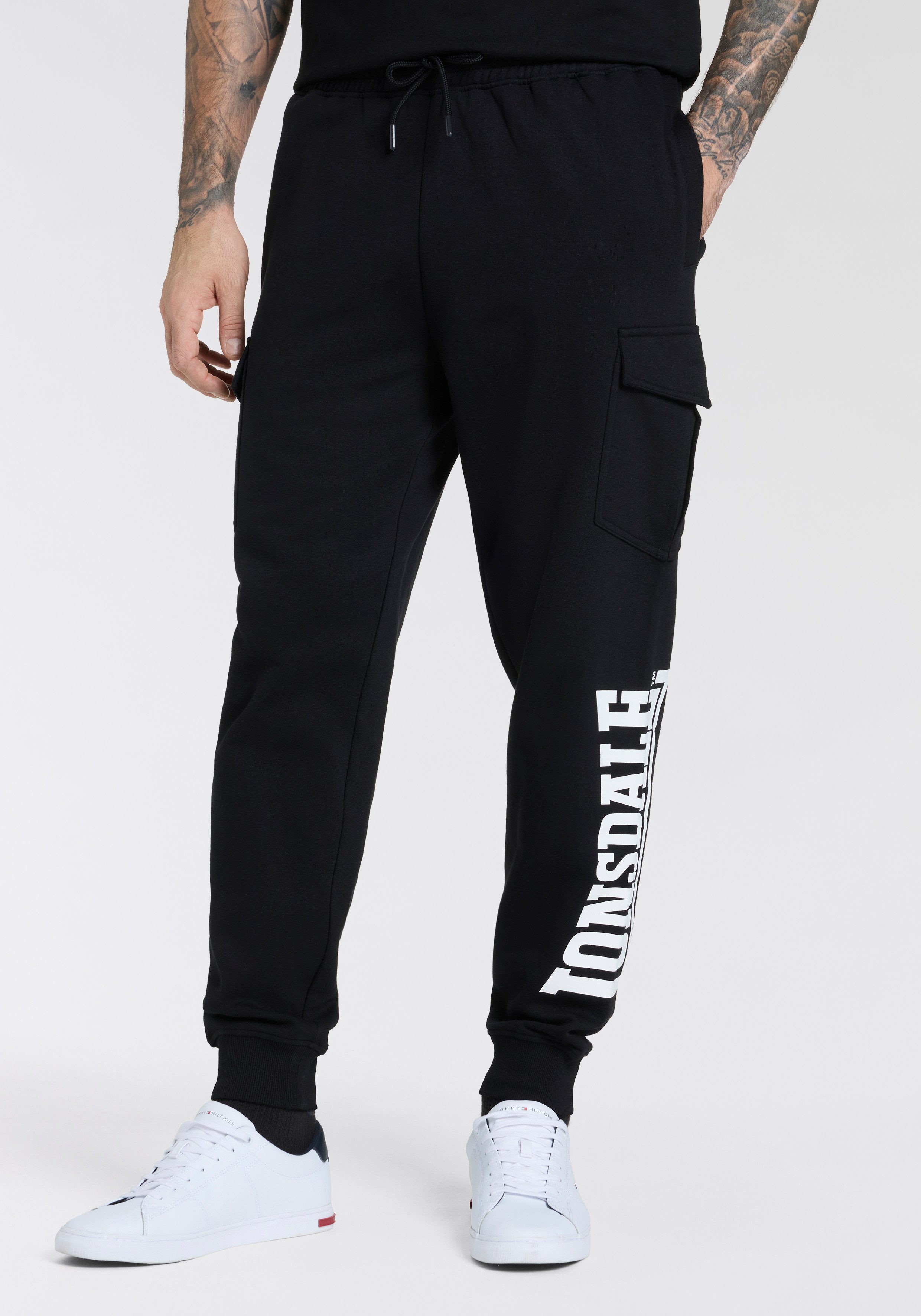 Lonsdale Jogginghose "BLEASBY", Atmungsaktiv mit Reißverschlusstasche günstig online kaufen