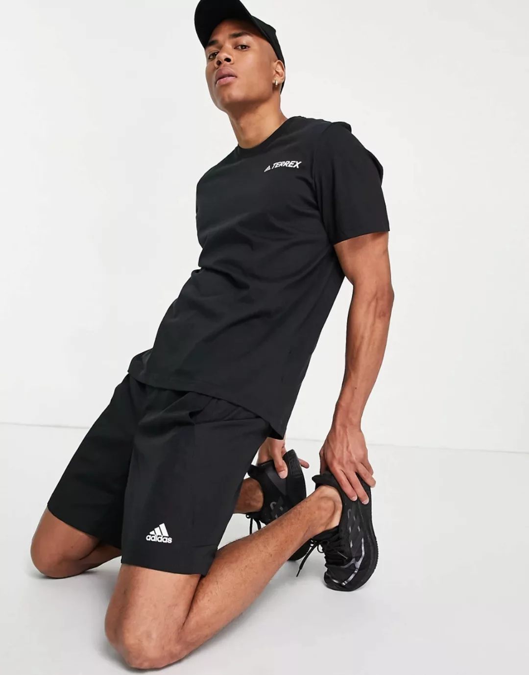adidas – Outdoors Terrex – T-Shirt in Schwarz mit Berg-Logo in Schwarz günstig online kaufen