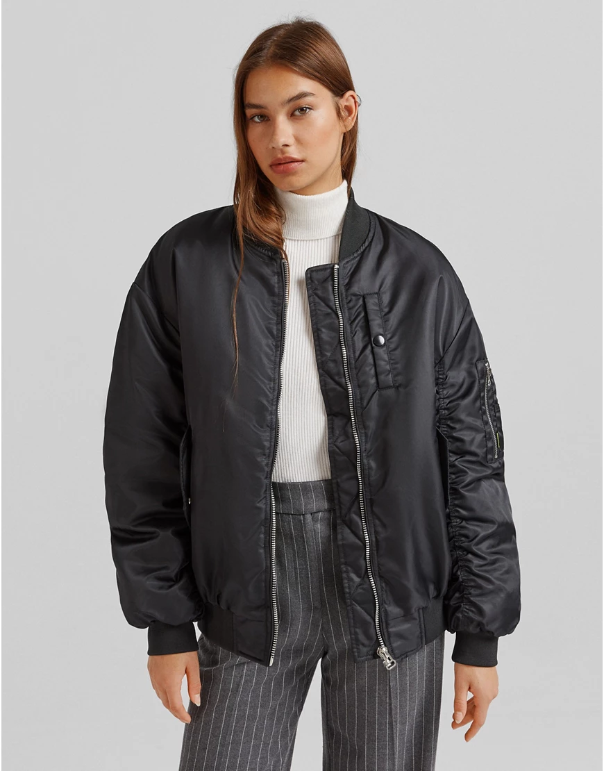 Bershka – Schwarze Bomberjacke aus Nylon günstig online kaufen