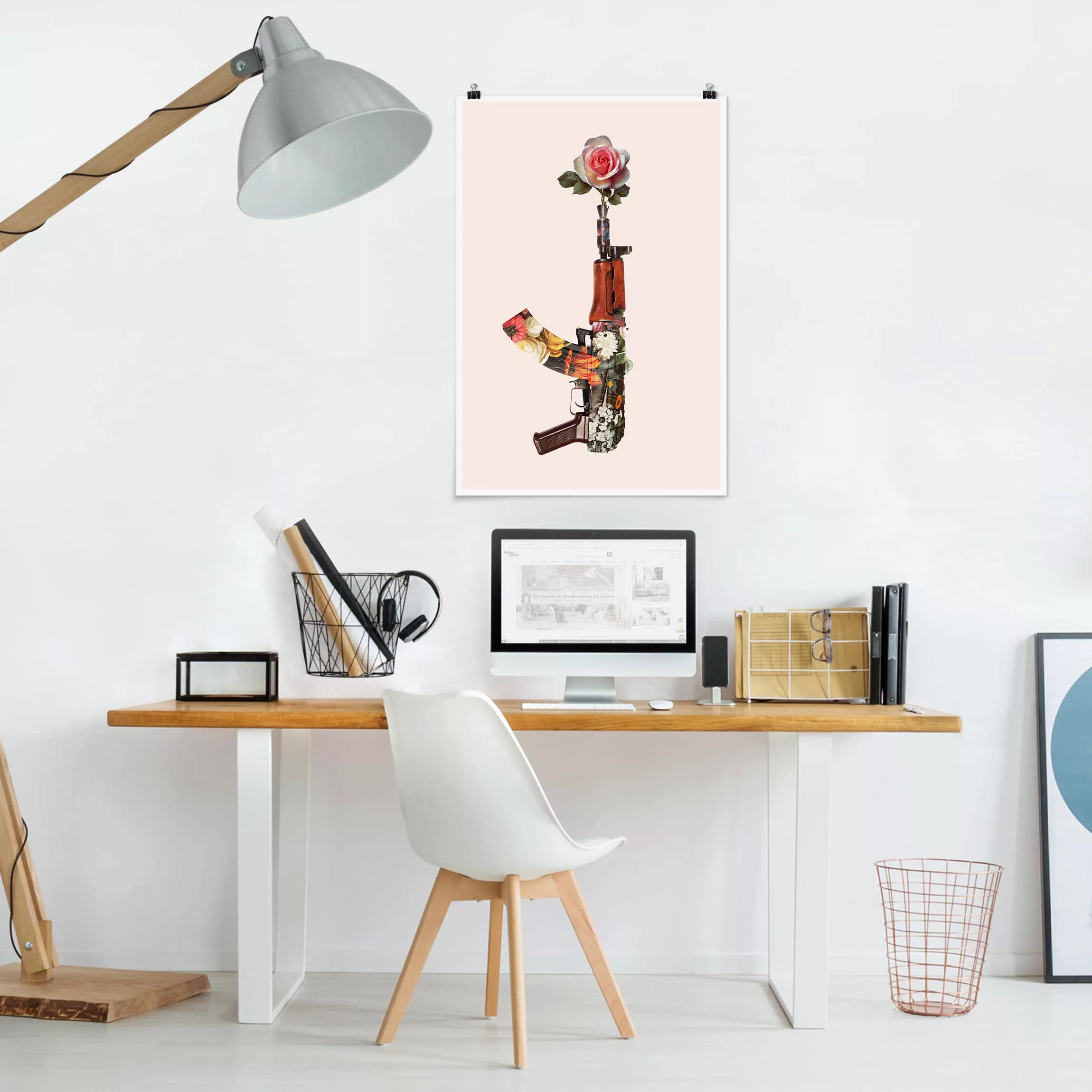 Poster - Hochformat Waffe mit Rose günstig online kaufen