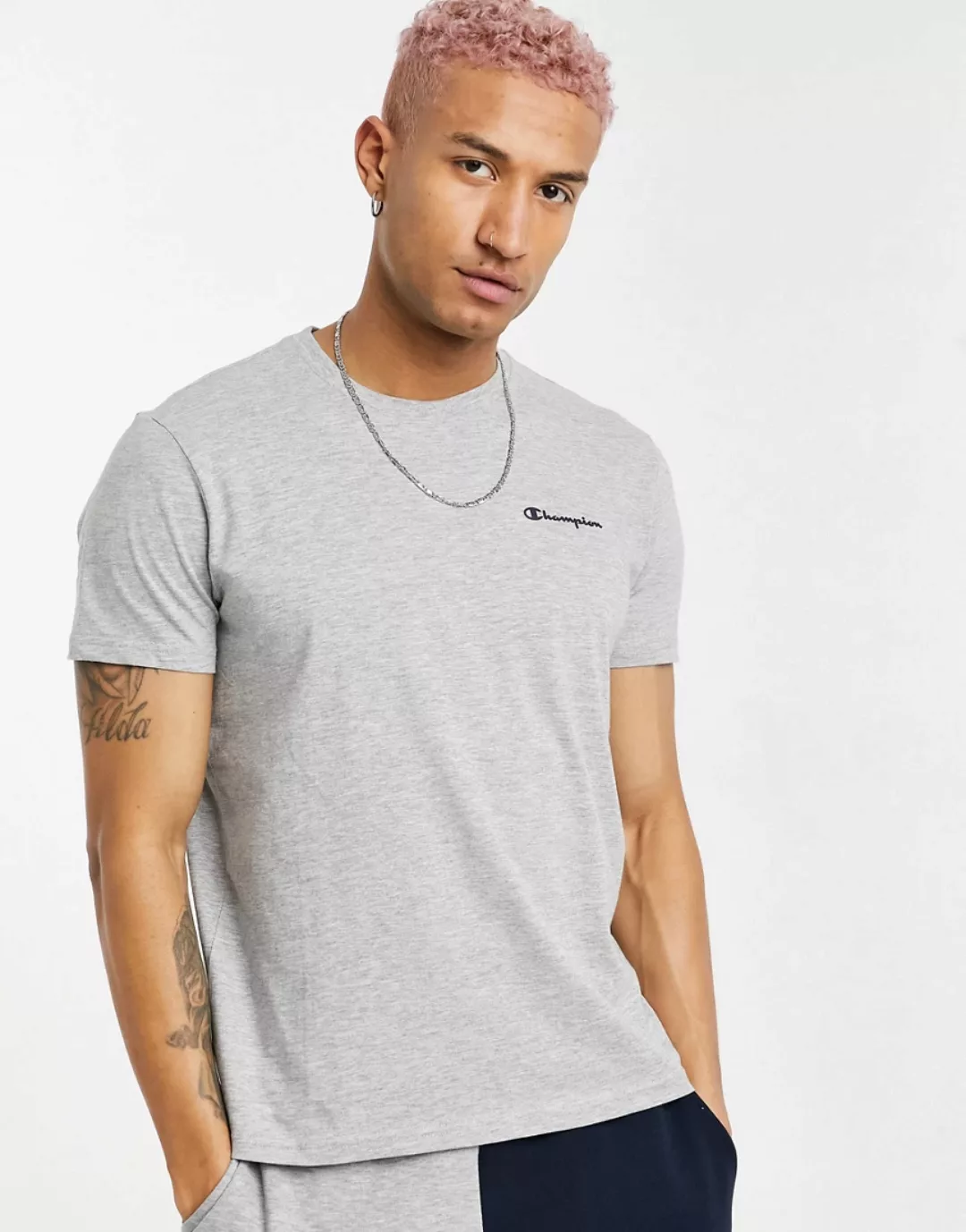 Champion – T-Shirt mit kleinem Schriftzug-Logo auf der Brust in Grau günstig online kaufen