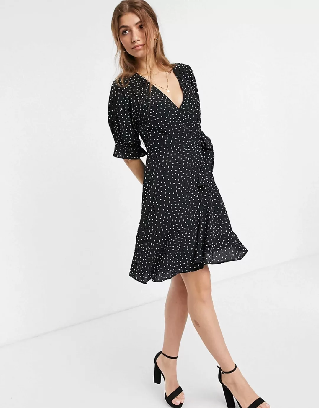 Style Cheat – Josie – Mini-Wickelkleid mit Schwarz-Weißem Punktemuster-Mehr günstig online kaufen