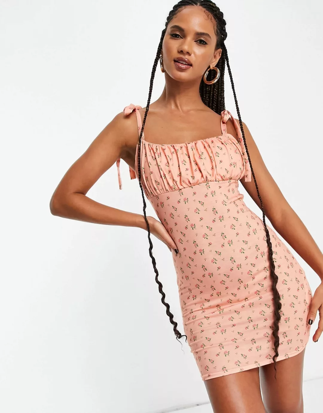 Missguided – Minikleid in Pfirsich mit geraffter Brustpartie und gebundenen günstig online kaufen