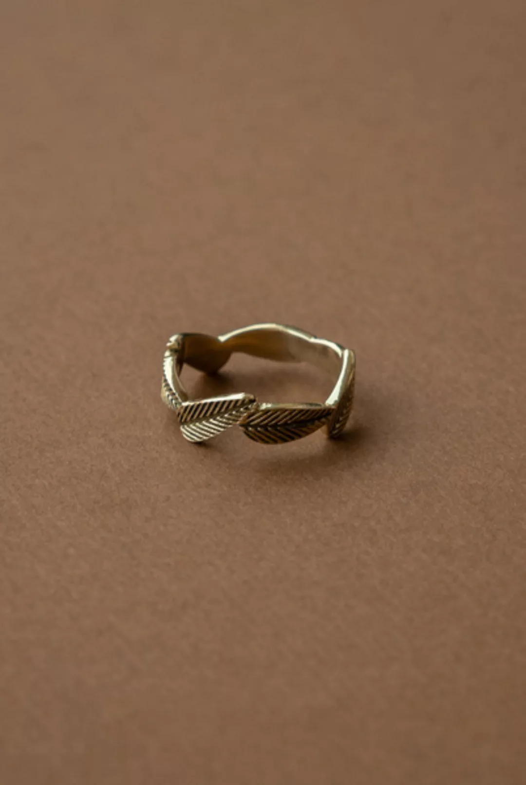 Goldener Ring Chaadar Aus Messing Mit Blättermotiv günstig online kaufen
