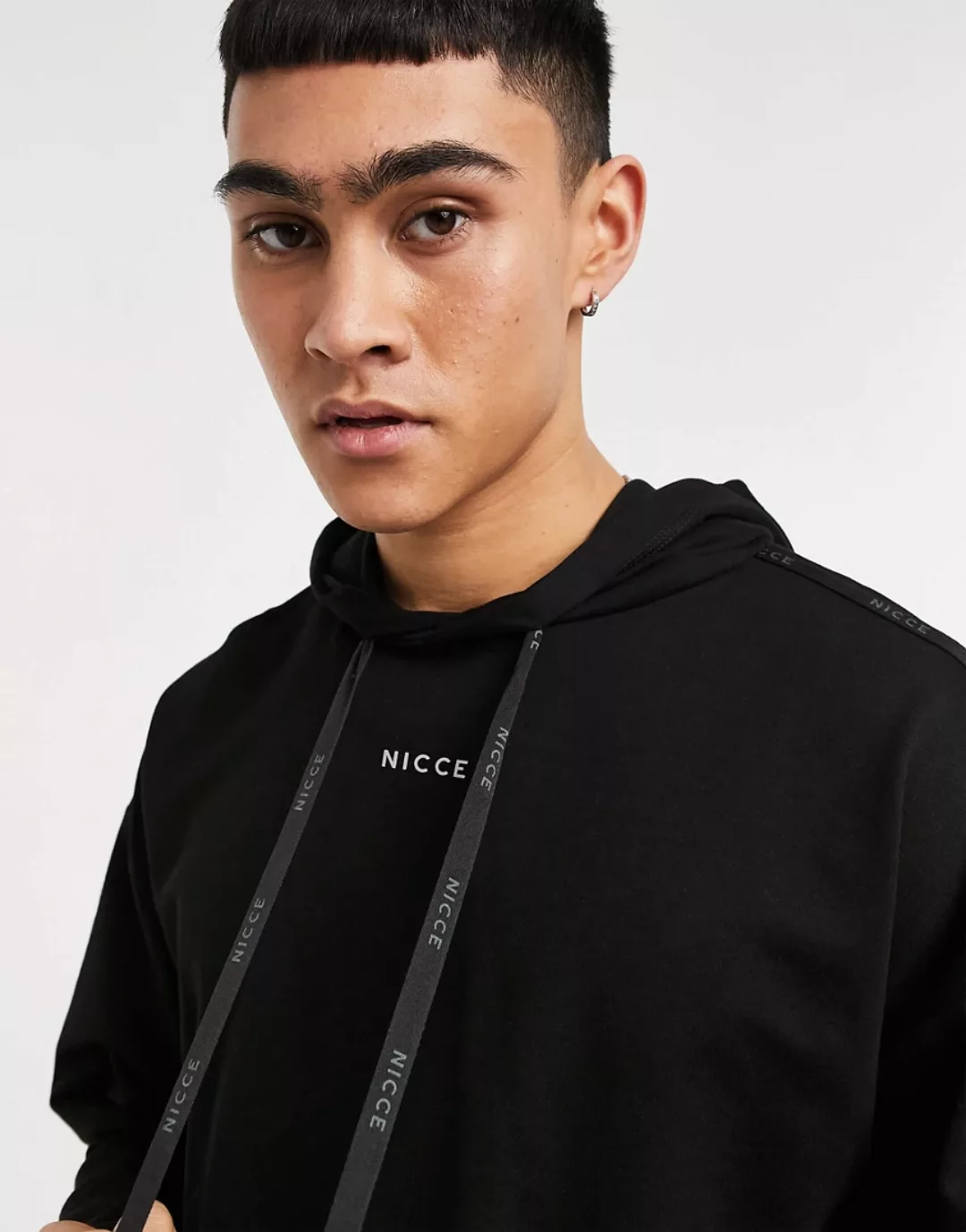 Nicce – Loungewear – Gemütlicher Kapuzenpullover in Schwarz günstig online kaufen