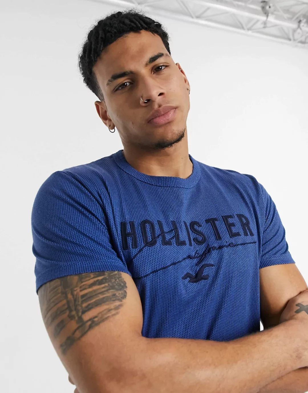 Hollister – Tonal Tech – T-Shirt mit Logo in Marineblau meliert günstig online kaufen