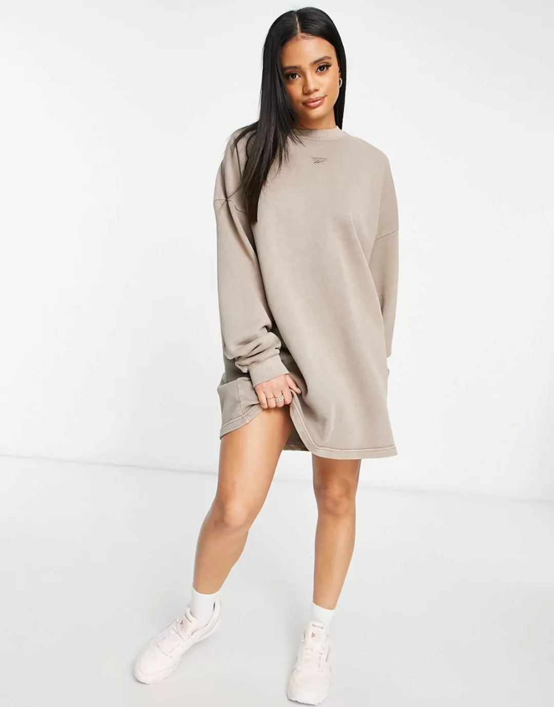 Reebok – Sweatshirt-Kleid mit mittigem Logo in natürlich gefärbtem Trek-Gra günstig online kaufen