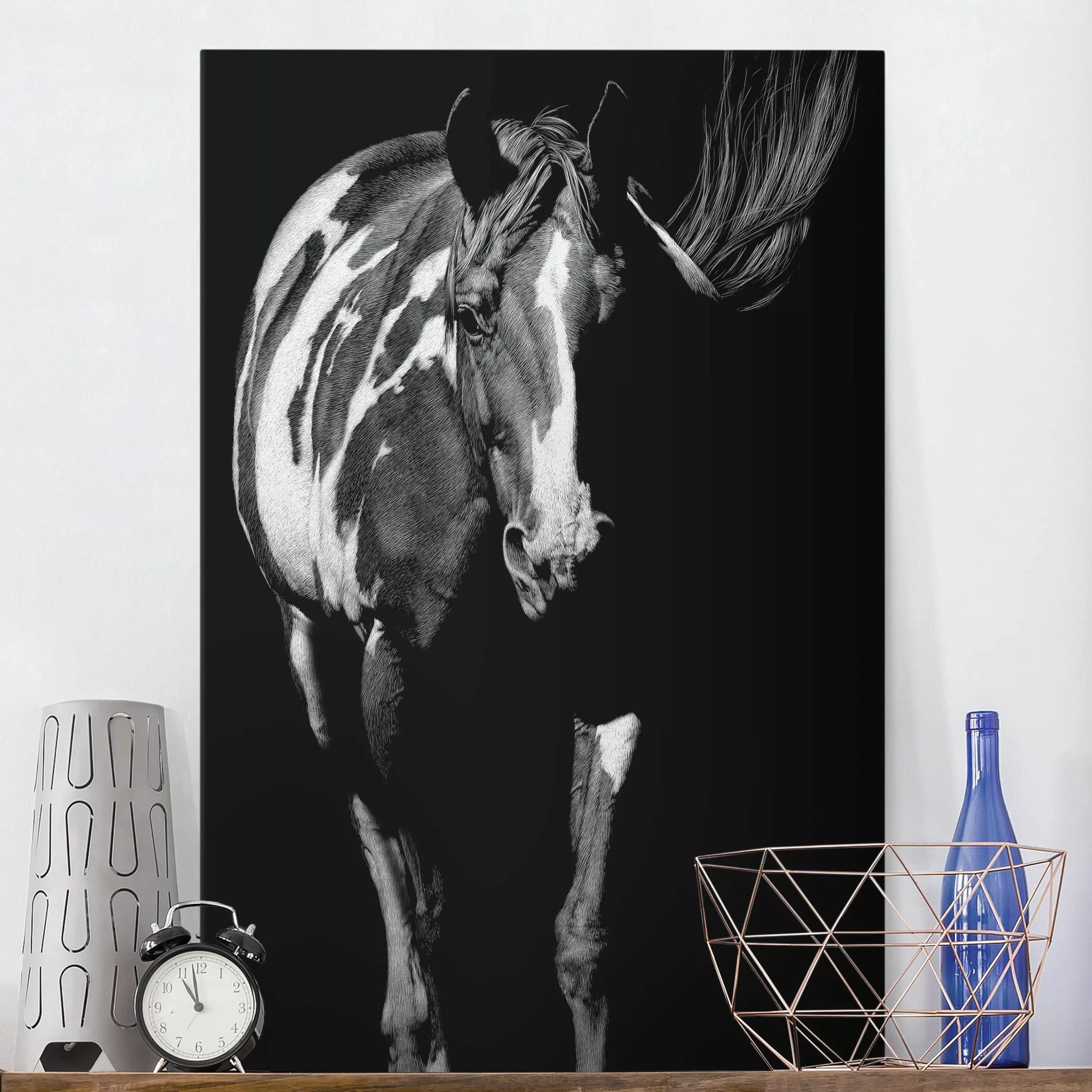 Leinwandbild Schwarz-Weiß - Hochformat Pferd vor Schwarz günstig online kaufen