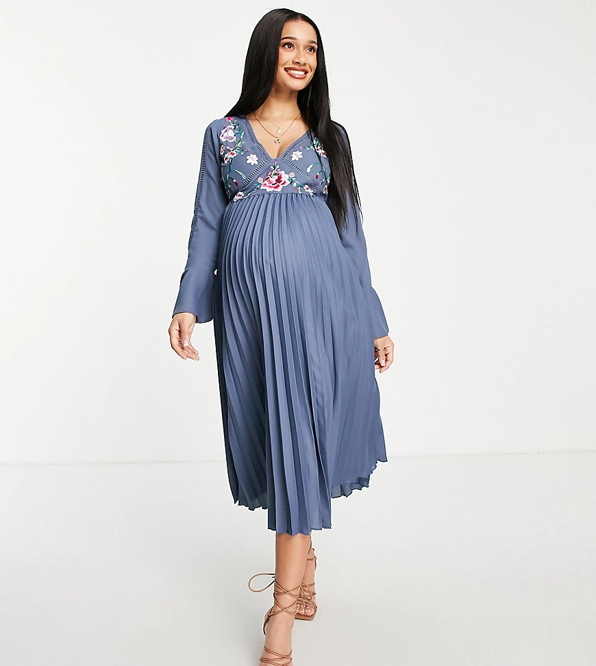 ASOS DESIGN Maternity – Plissiertes Midikleid in Blau mit Stickerei günstig online kaufen