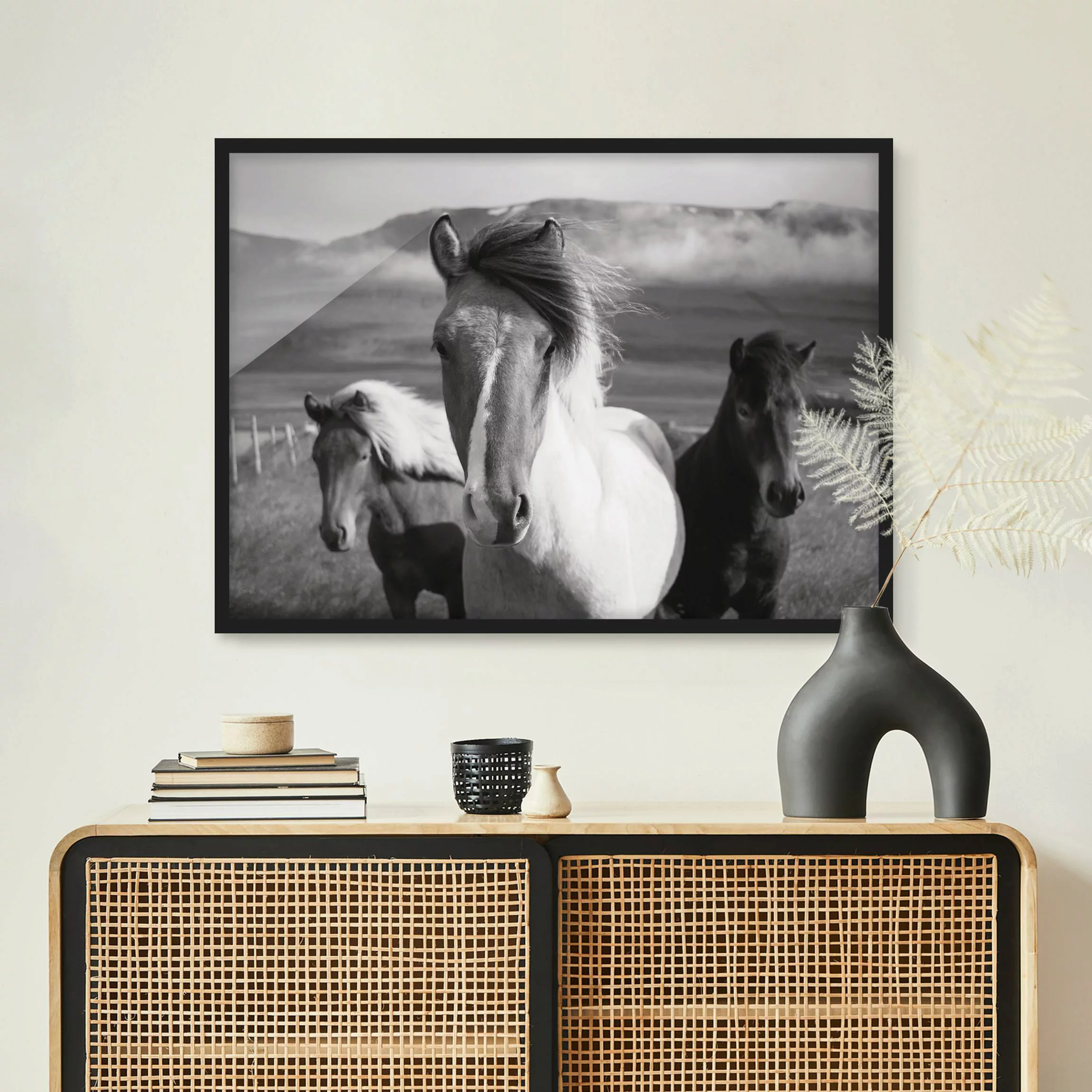 Bild mit Rahmen Wildpferde Schwarz-Weiß günstig online kaufen