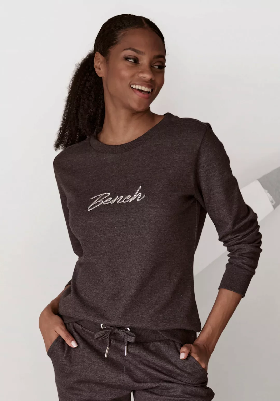 Bench. Loungewear Sweatshirt -Loungeshirt mit glänzender Logostickerei, Lou günstig online kaufen