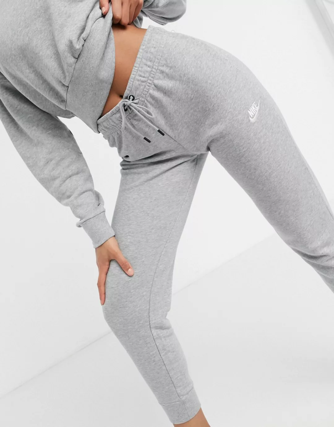 Nike – Essentials – Schmale Jogginghose in Grau günstig online kaufen