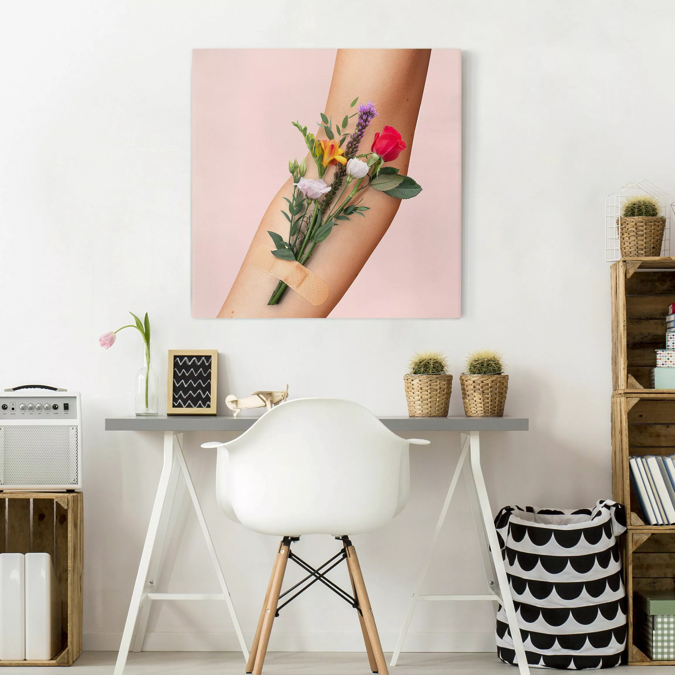 Leinwandbild Arm mit Blumen günstig online kaufen