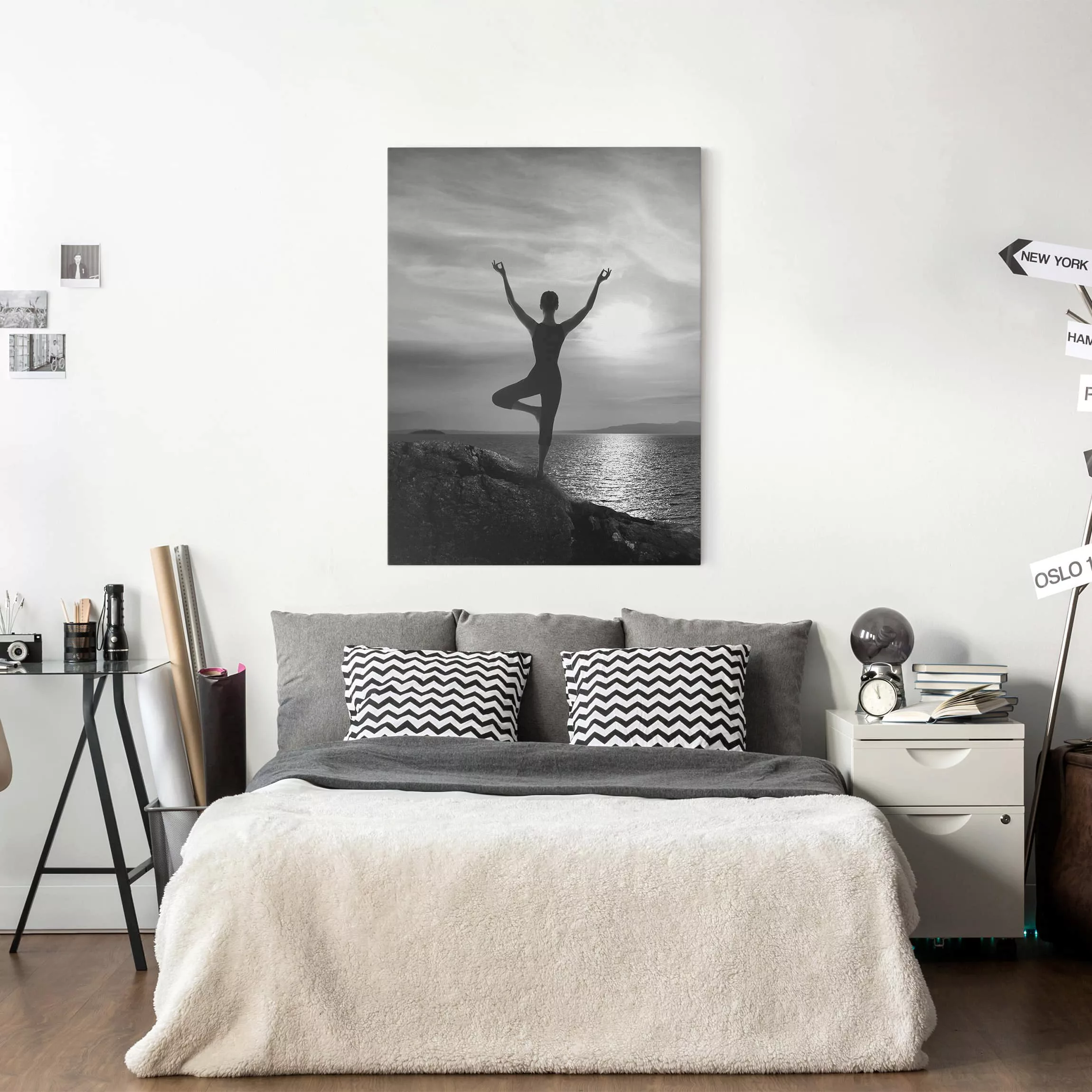 Leinwandbild Sonnenuntergang - Hochformat Yoga schwarz weiss günstig online kaufen